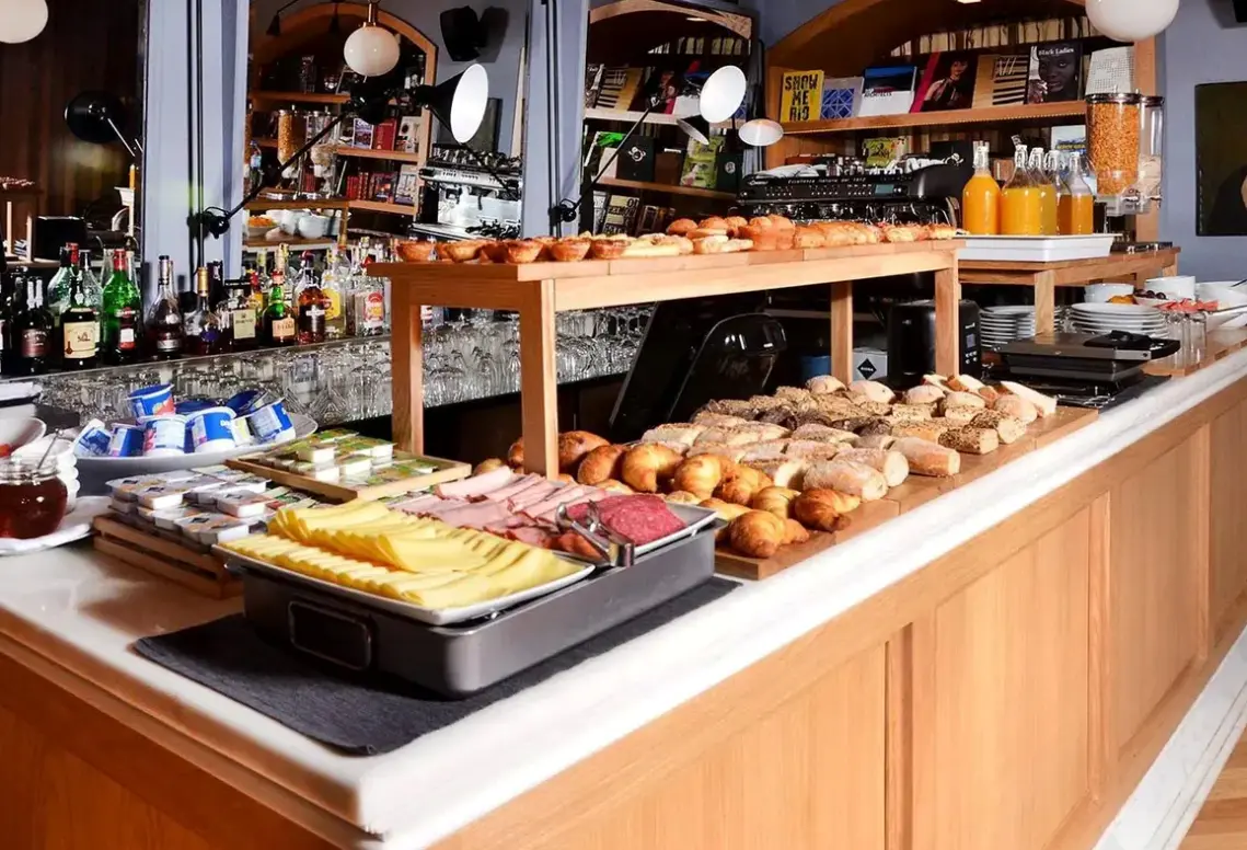 Restauracja i jedzenie w hotelu Rent4days Browns Deluxe