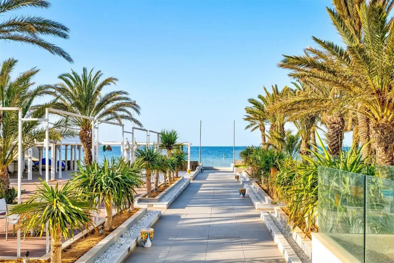 Plaża przy hotelu Rosa Beach Thalasso & Spa