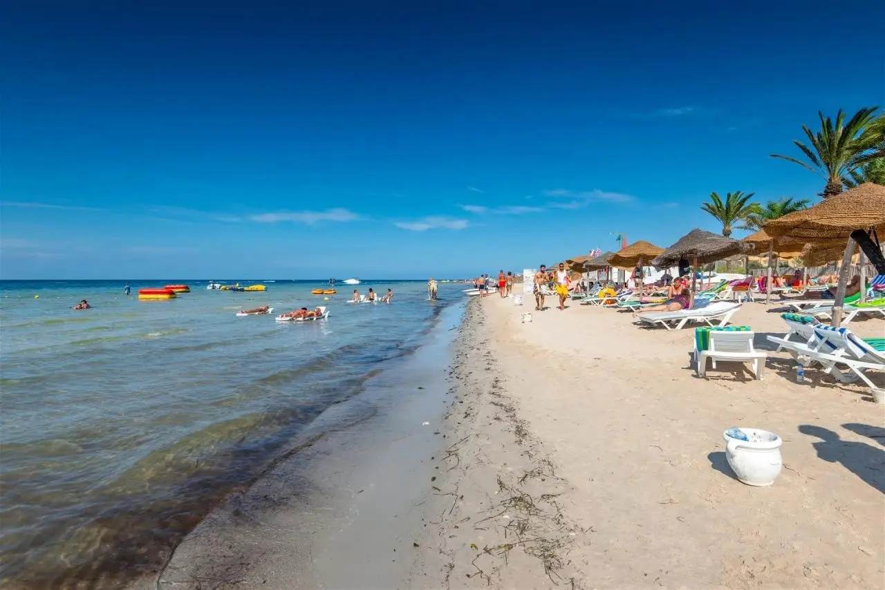Plaża przy hotelu Rosa Beach Thalasso & Spa