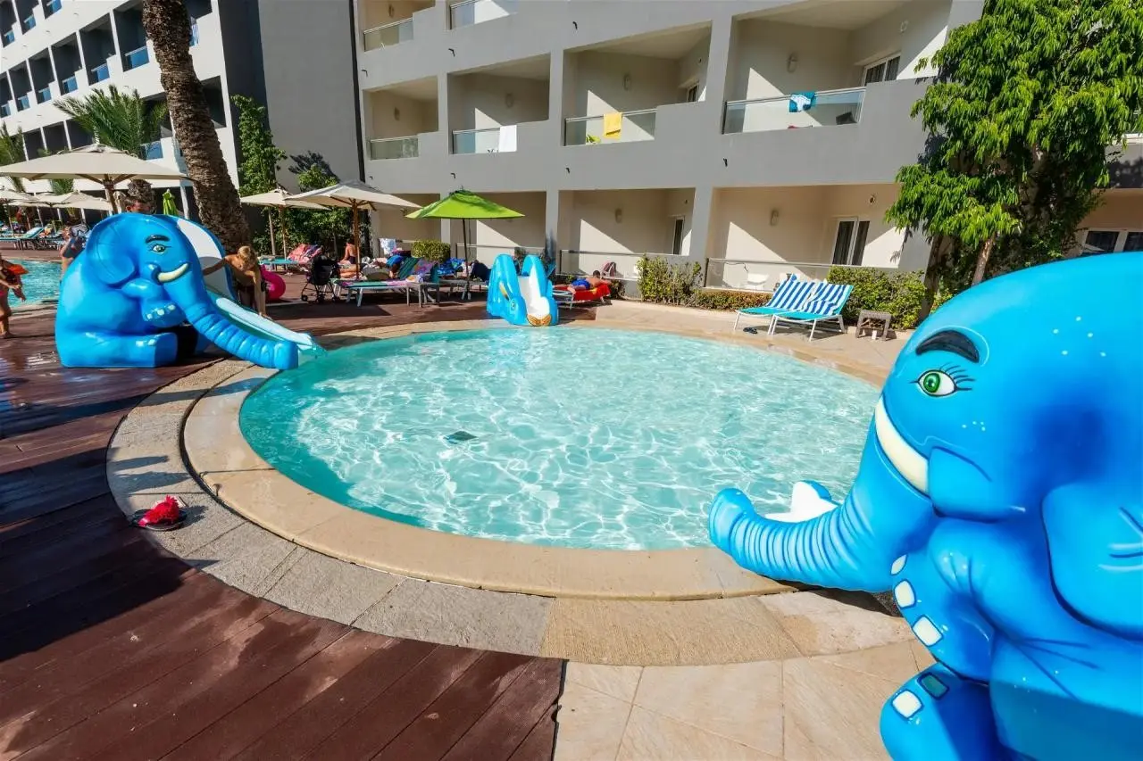 Basen w hotelu Rosa Beach Thalasso & Spa