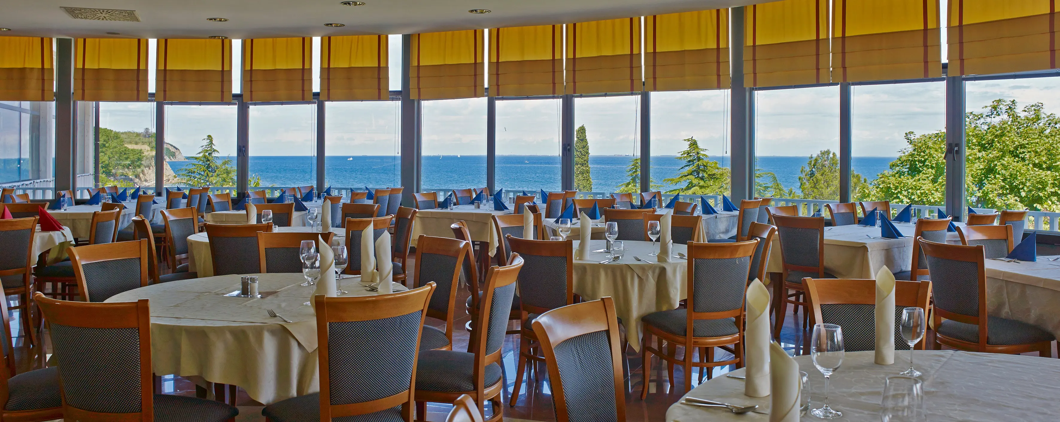 Restauracja i jedzenie w hotelu San Simon Resort