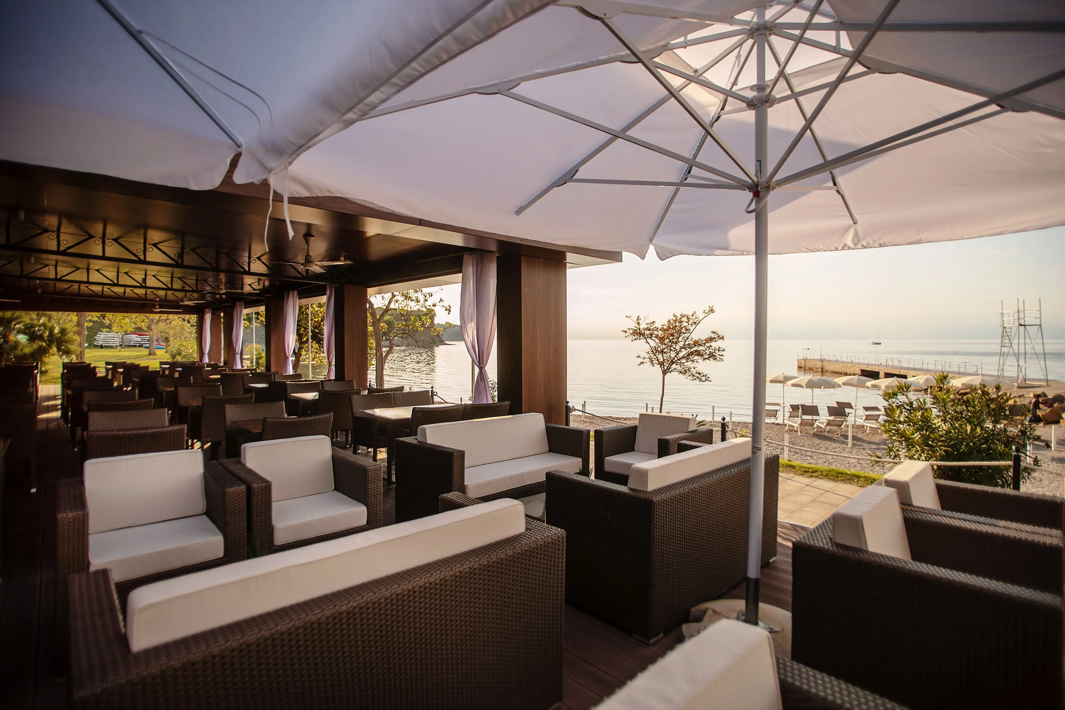 Restauracja i jedzenie w hotelu San Simon Resort