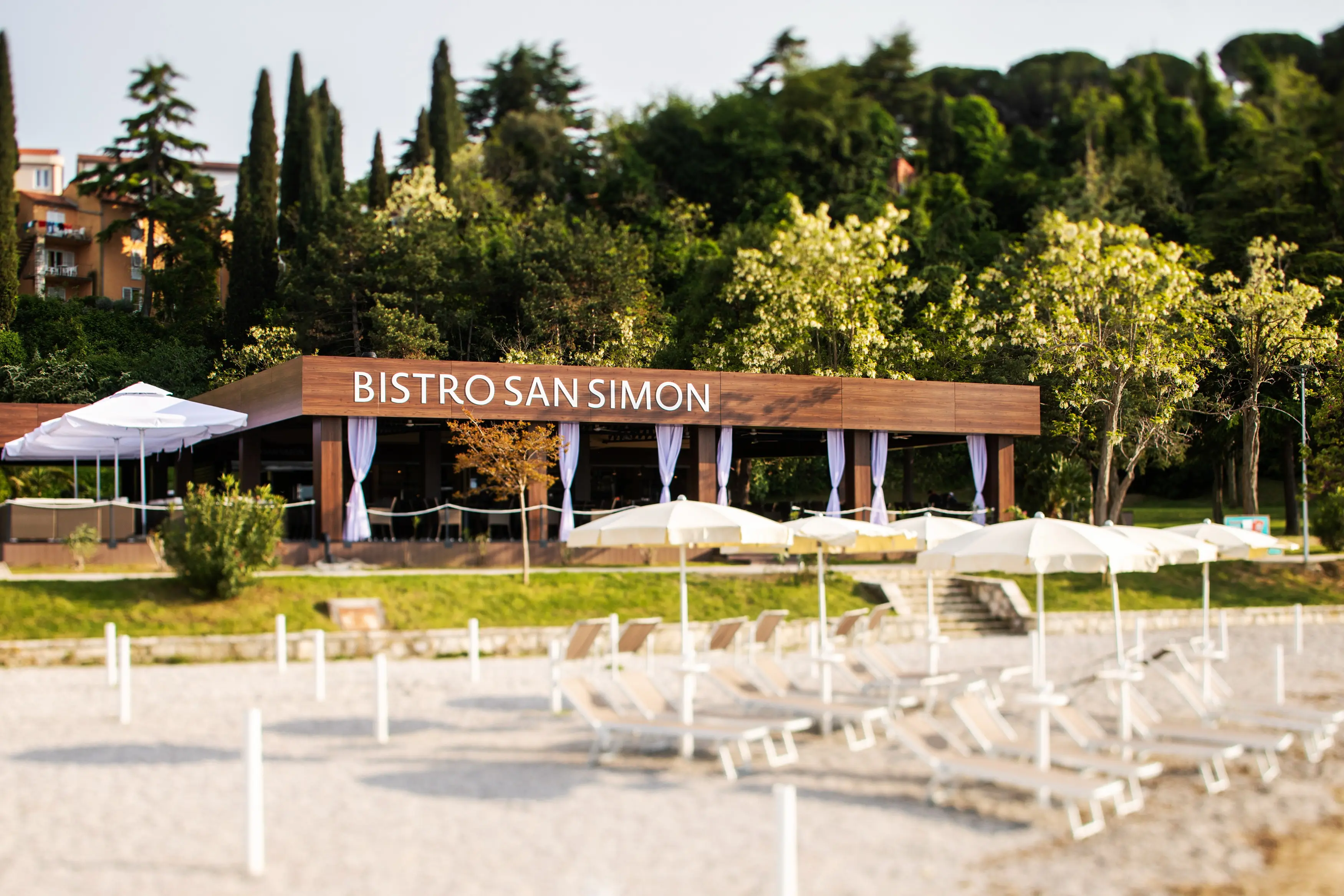 Restauracja i jedzenie w hotelu San Simon Resort