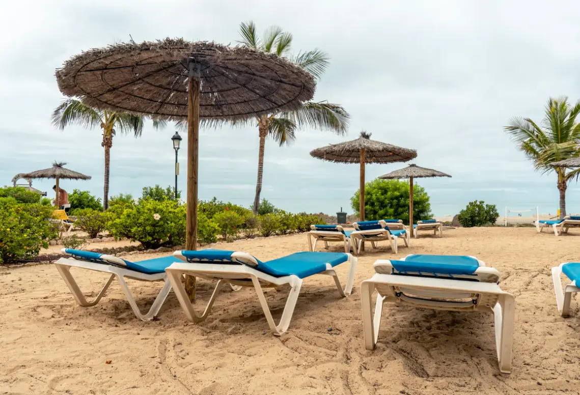 Plaża przy hotelu Sbh Crystal Beach & Suites
