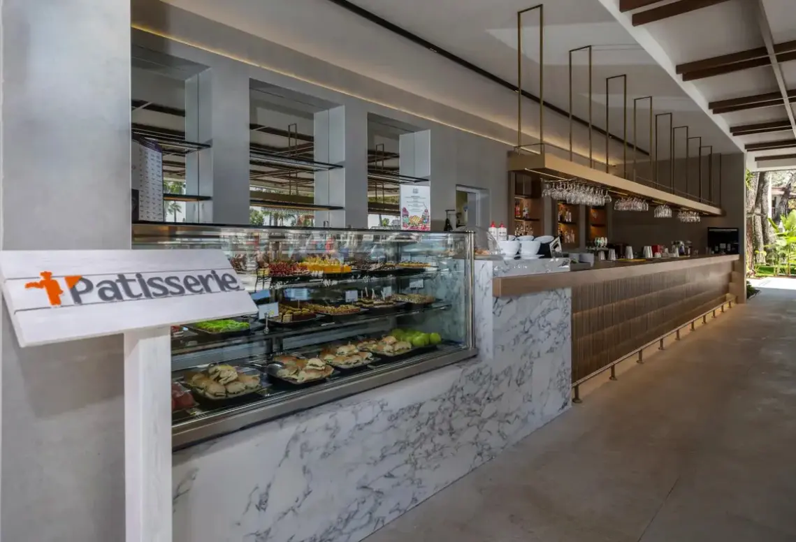 Restauracja i jedzenie w hotelu Seven Seas Hotel Life