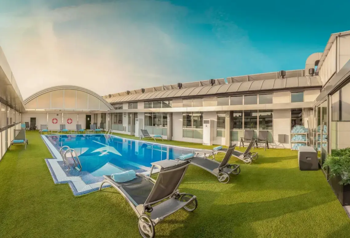 Basen w hotelu Sh Valencia Palace