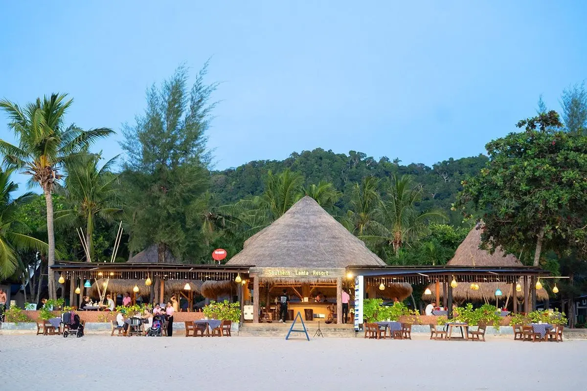 Plaża przy hotelu Southern Lanta Resort