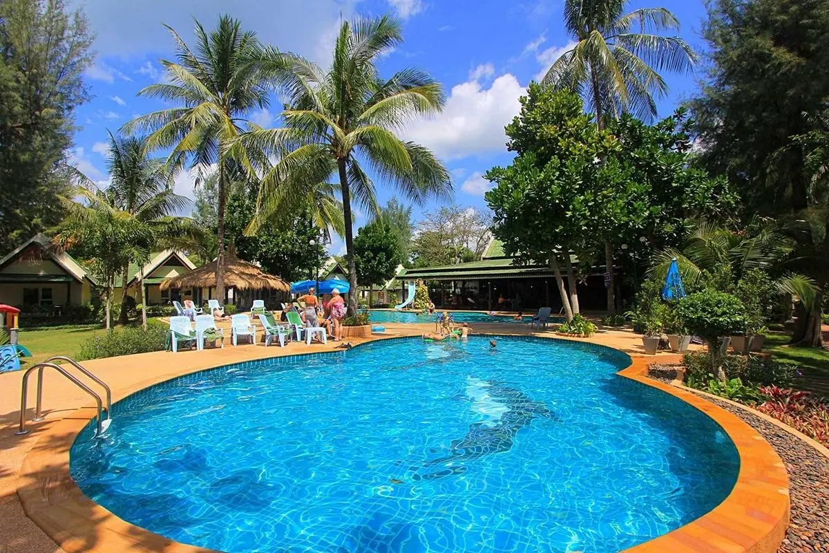 Basen w hotelu Southern Lanta Resort