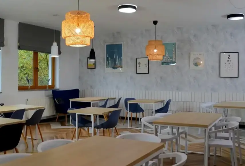 Restauracja i jedzenie w hotelu Stacja 605