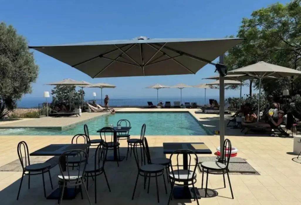 Basen w hotelu Tale Restaurant & Suite
