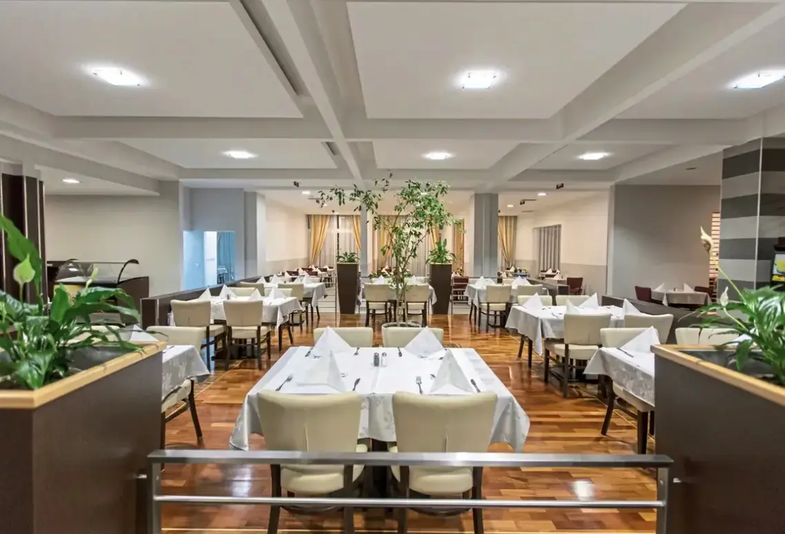 Restauracja i jedzenie w hotelu Tara (Becici)