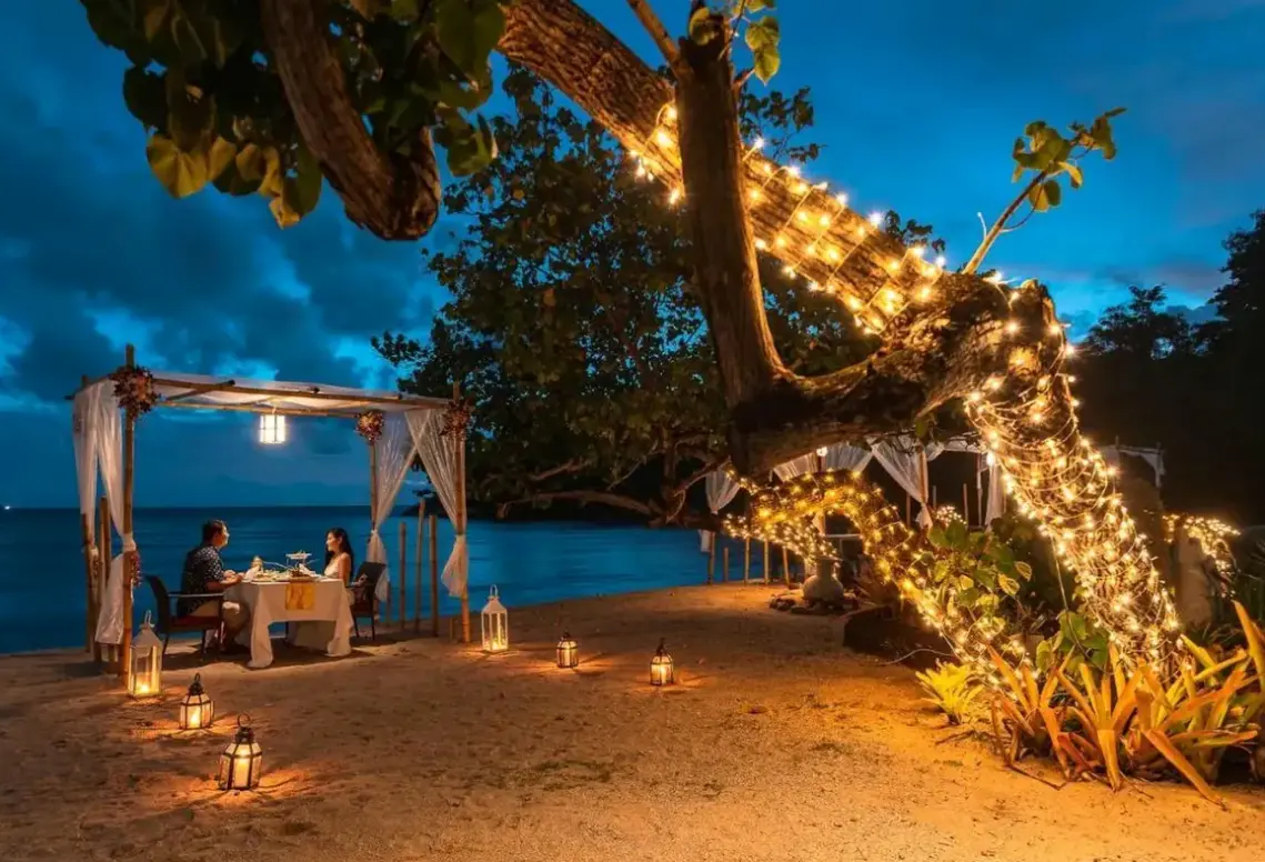 Plaża przy hotelu Thavorn Beach Village and Spa