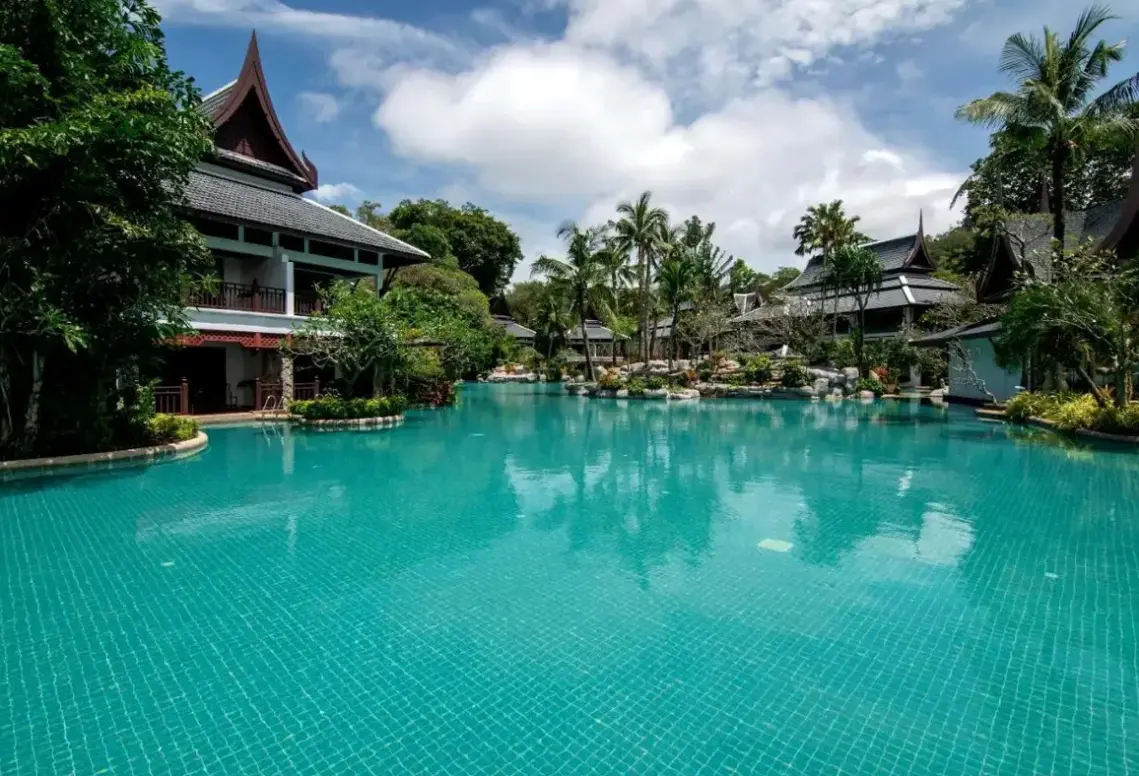 Basen w hotelu Thavorn Beach Village and Spa