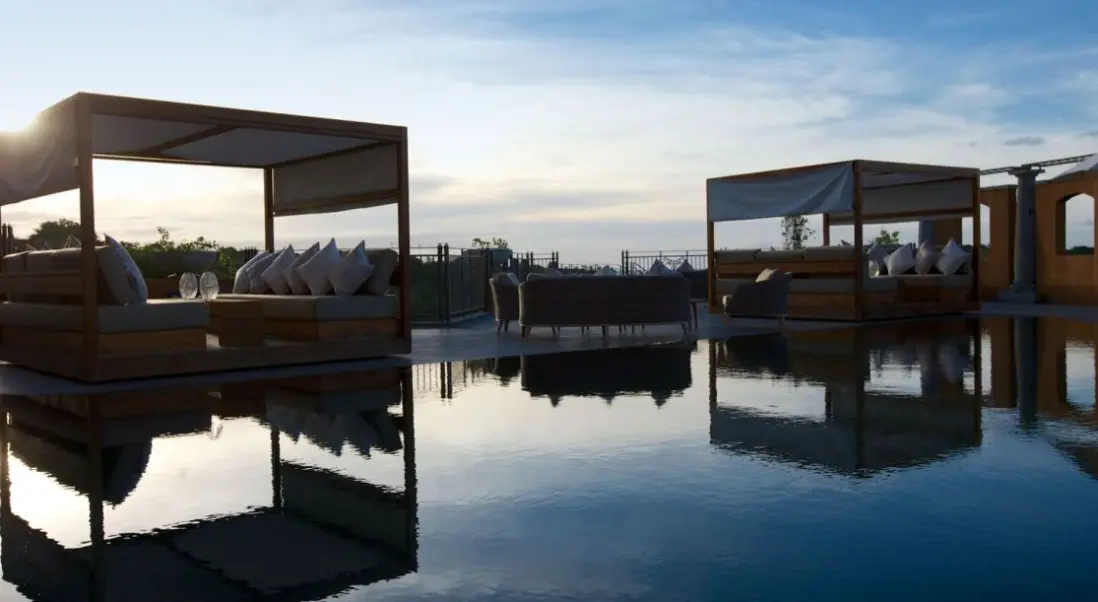 Basen w hotelu The Address Boutique Hotel