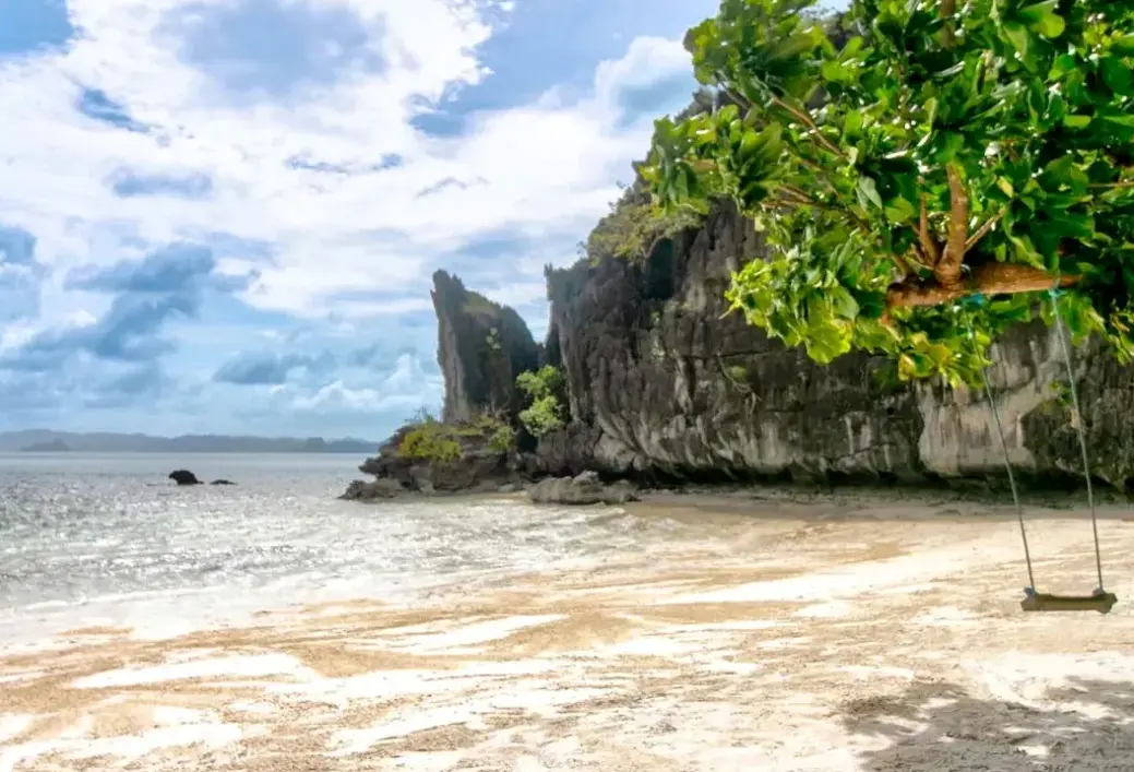 Plaża przy hotelu The Funny Lion El Nido