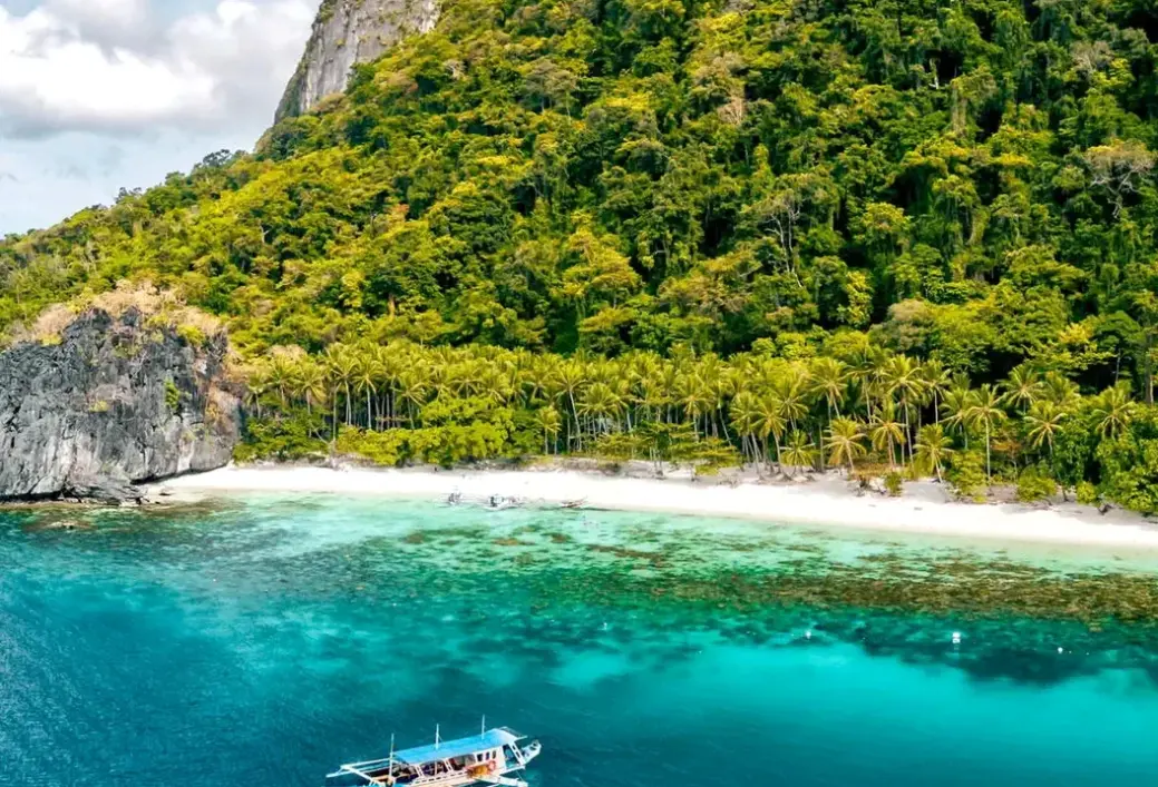 Plaża przy hotelu The Funny Lion El Nido