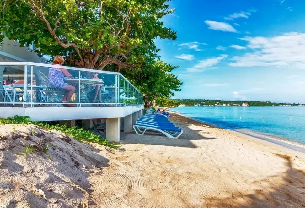 Plaża przy hotelu Travellers Beach Resort
