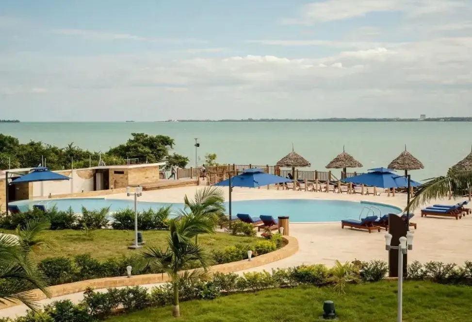 Basen w hotelu Treetop by Eight Continents Zanbreeze