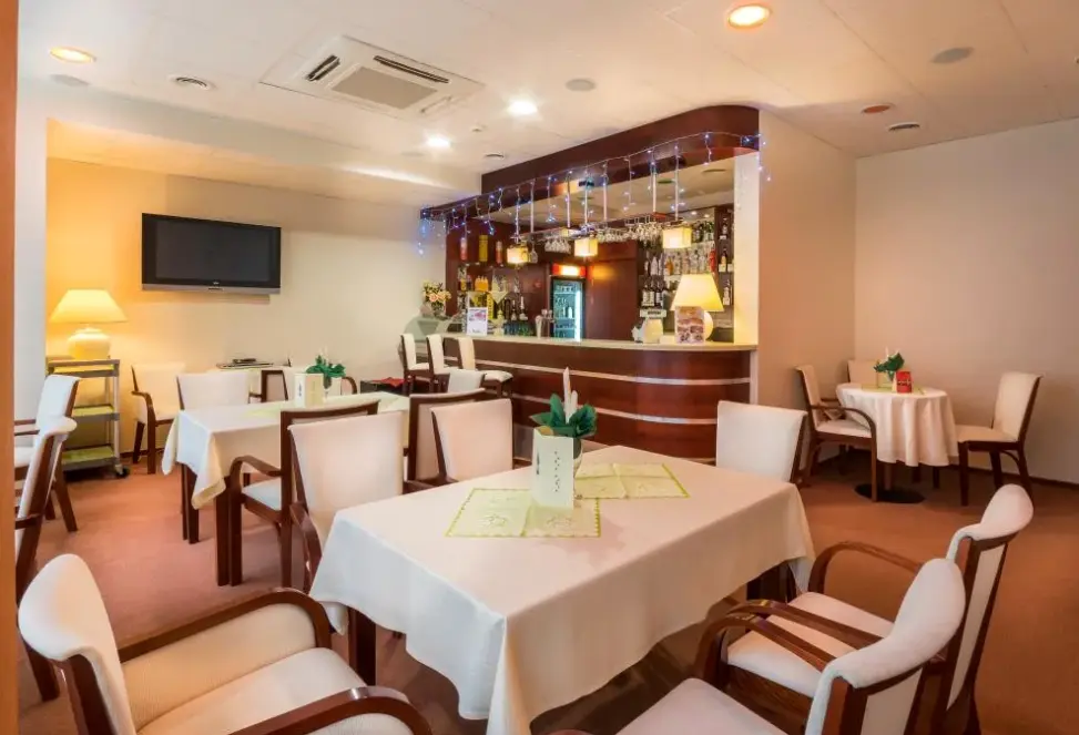 Restauracja i jedzenie w hotelu Uzdrowisko Barbarka Vita
