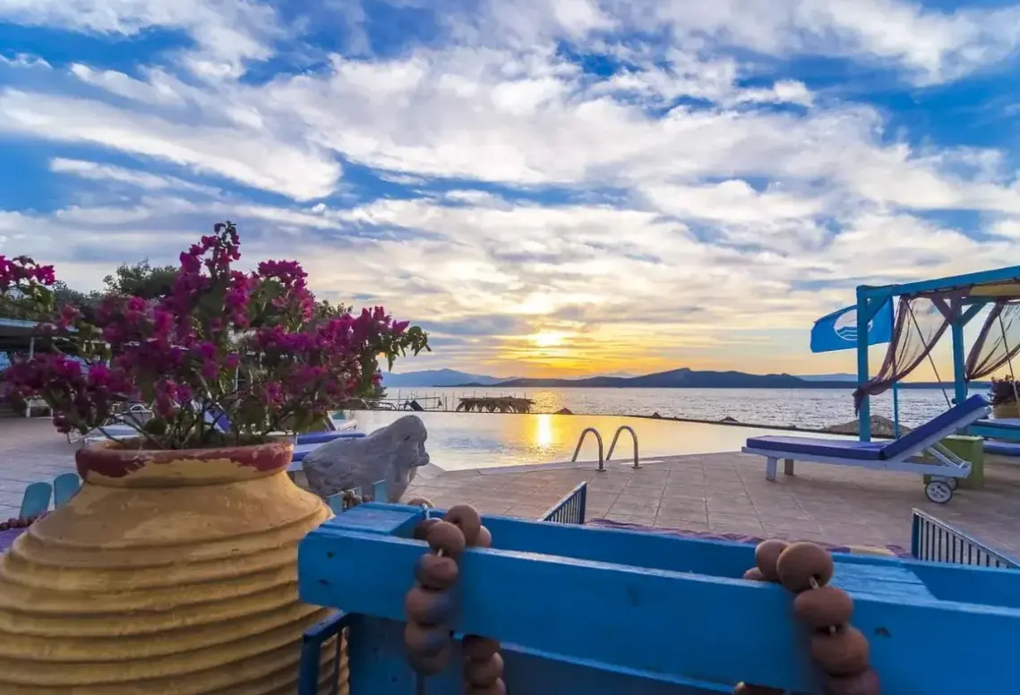 Basen w hotelu Venus Beach (Nea Stira)