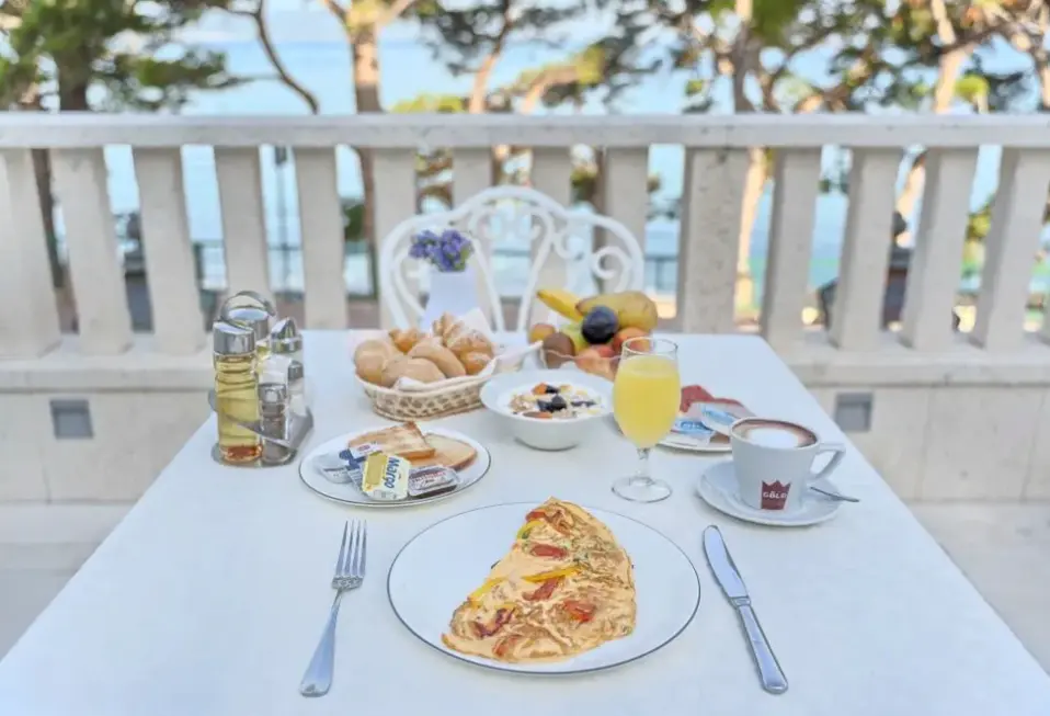 Restauracja i jedzenie w hotelu Villa Bacchus (Baska Voda)
