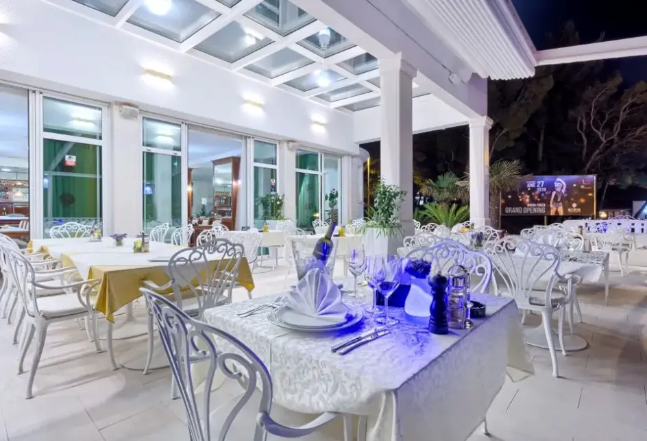 Restauracja i jedzenie w hotelu Villa Bacchus (Baska Voda)