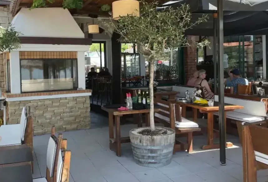 Restauracja i jedzenie w hotelu Villa BB Podstrana