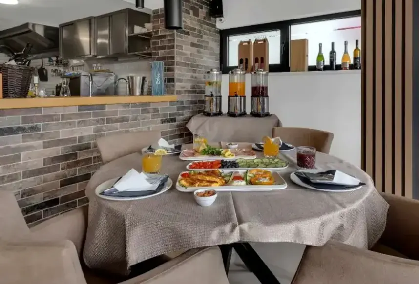 Restauracja i jedzenie w hotelu Villa BB Podstrana