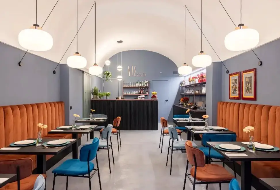 Restauracja i jedzenie w hotelu Vis Urban Suites & Spa