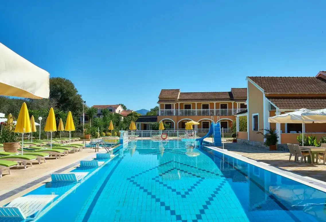 Basen w hotelu Yiannis Village