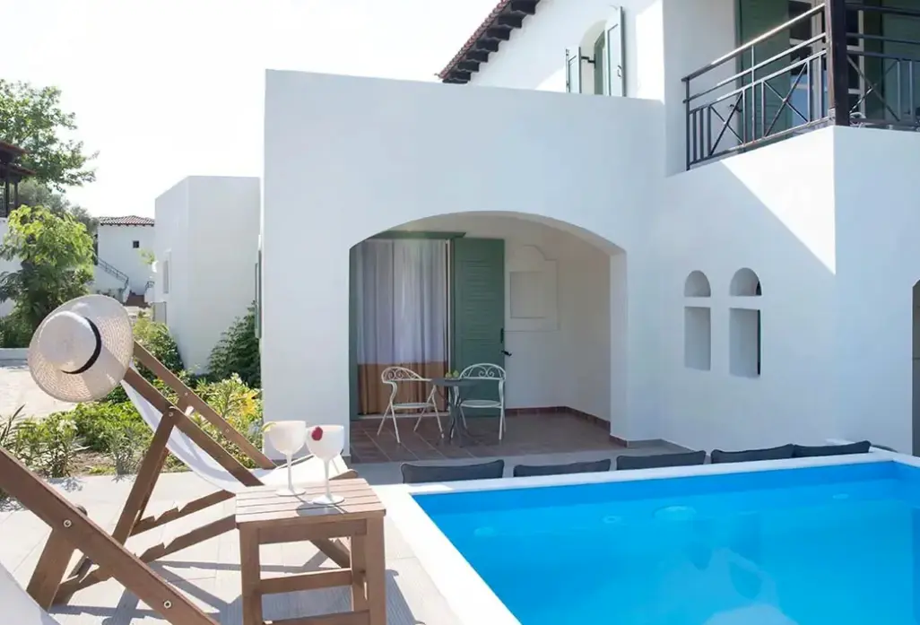 Basen w hotelu Zeus Eretria Resort