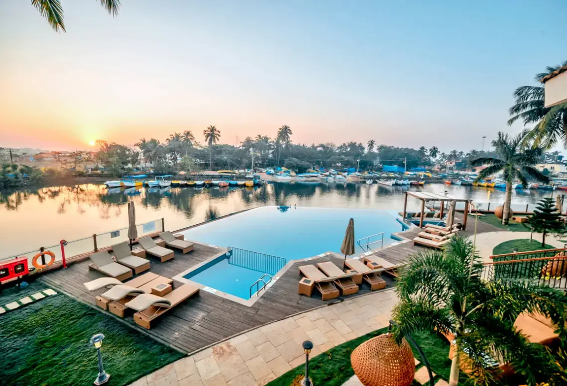 Basen w hotelu Acron Waterfront Resort