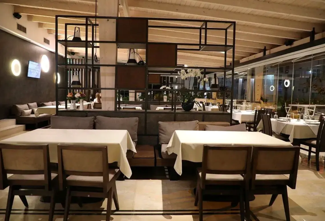 Restauracja i jedzenie w hotelu Agimi and S