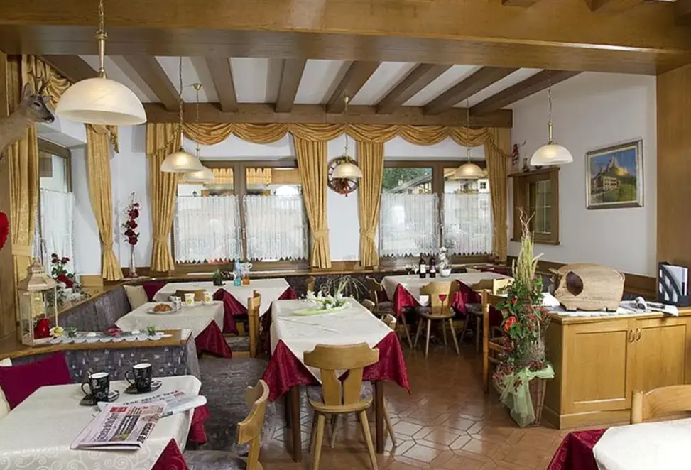 Restauracja i jedzenie w hotelu Albergo Aida  (Pozza Di Fassa)
