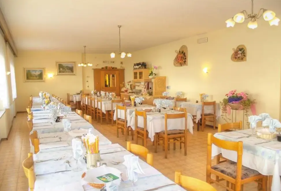 Restauracja i jedzenie w hotelu Albergo Aida  (Pozza Di Fassa)