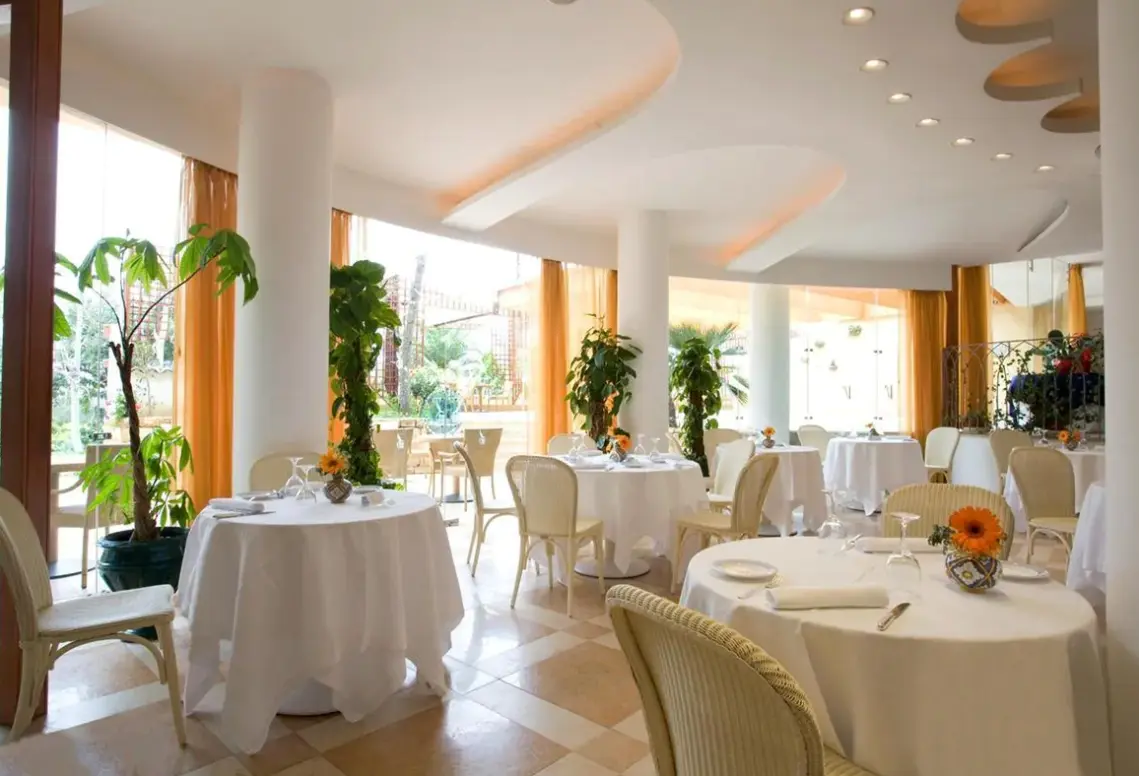 Restauracja i jedzenie w hotelu Alberi Del Paradiso