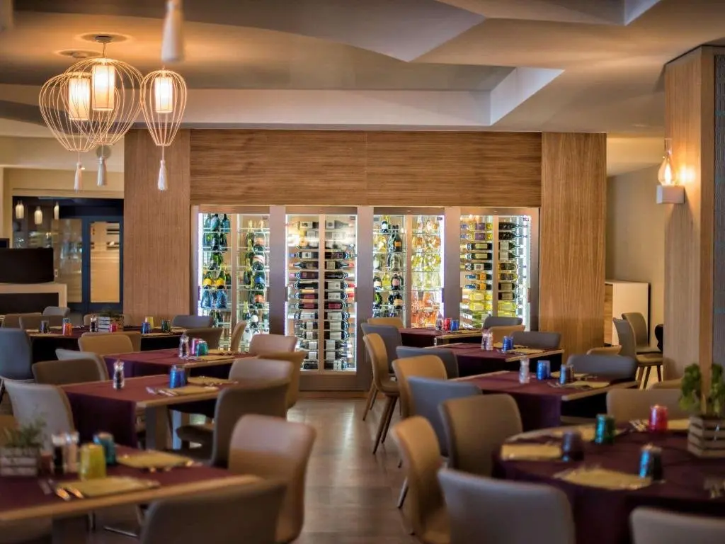 Restauracja i jedzenie w hotelu Almar Timi Ama Sardegna