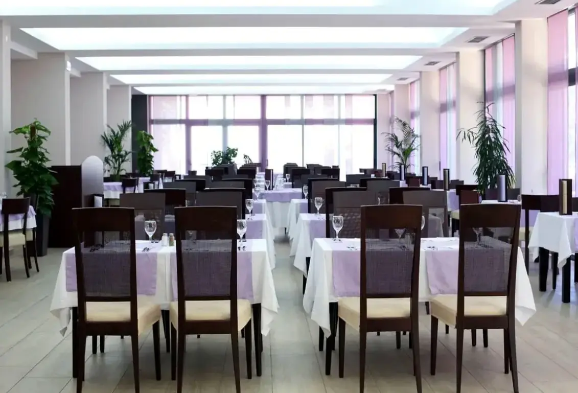 Restauracja i jedzenie w hotelu Aminess Vival Casa Velaris  (Brač)