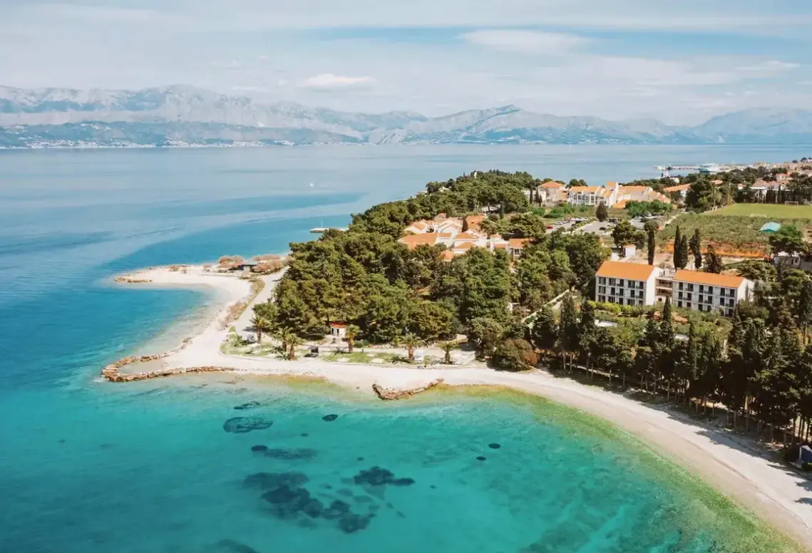 Plaża przy hotelu Aminess Vival Casa Velaris  (Brač)