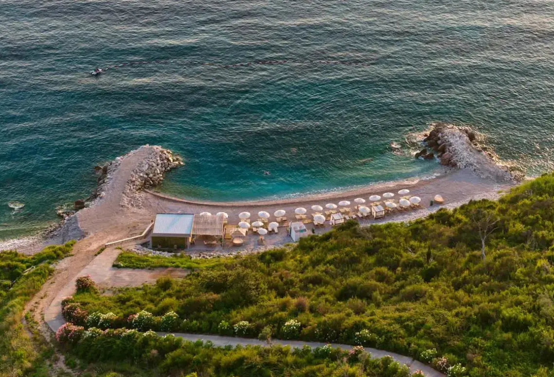 Plaża przy hotelu Ananti Resort Residences & Beach Club