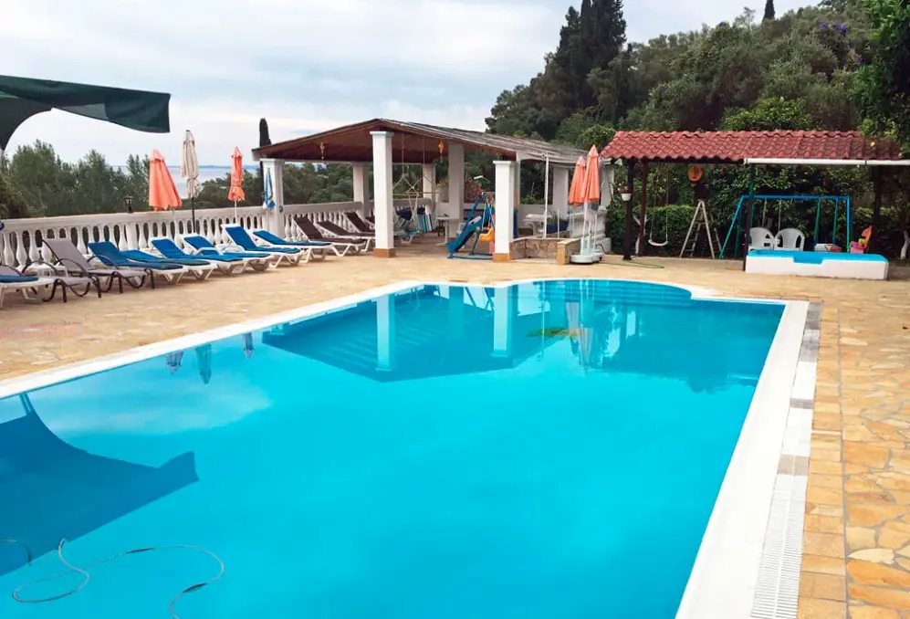 Basen w hotelu Andromaches (Benitses)