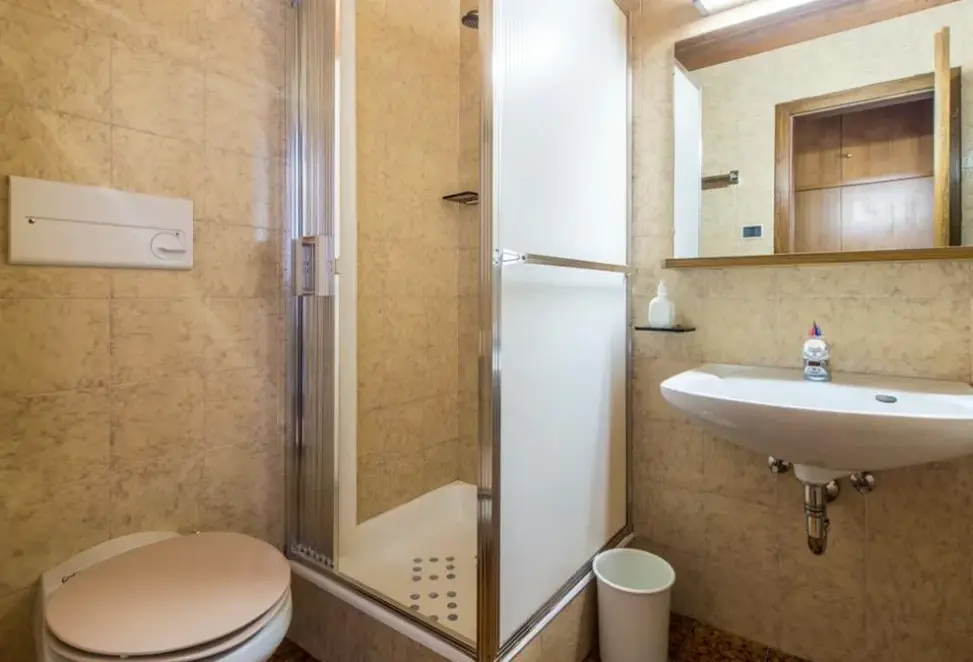 Łazienka w pokoju hotelu Antholzerhof