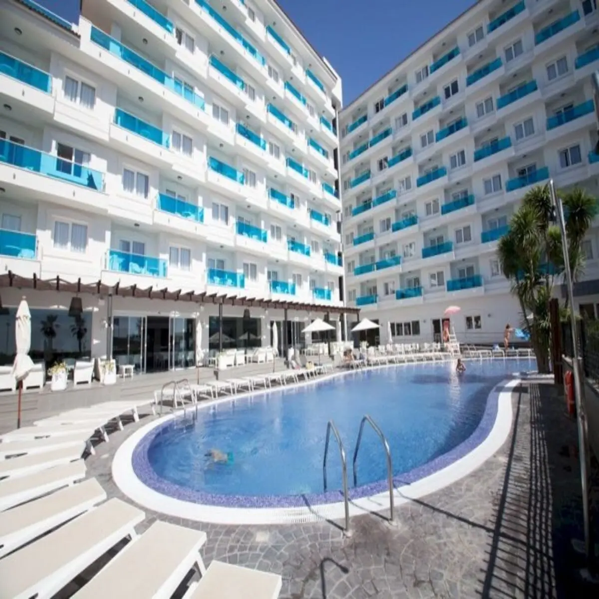 Basen w hotelu Aparthotel Acuazul & Spa