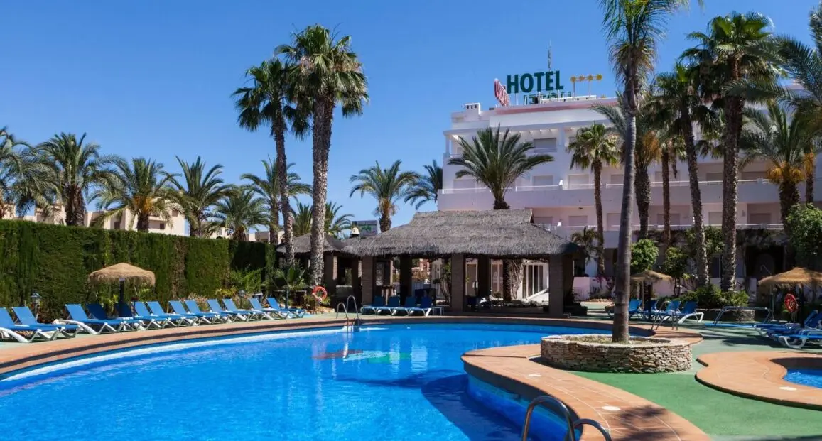 Basen w hotelu Aparthotel Mexico