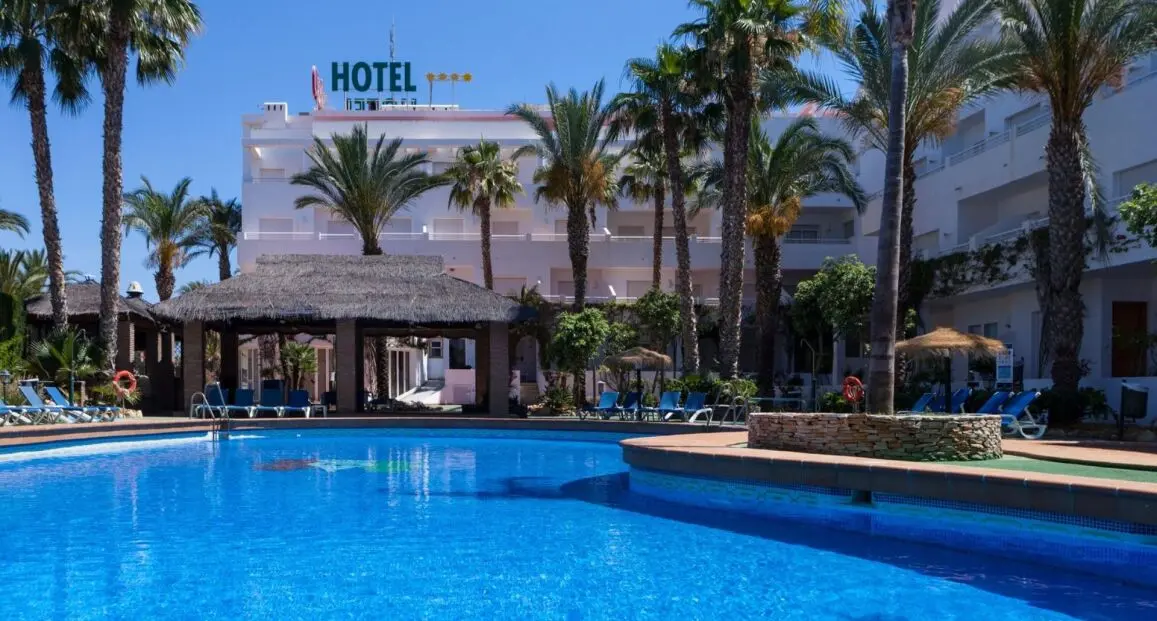 Basen w hotelu Aparthotel Mexico
