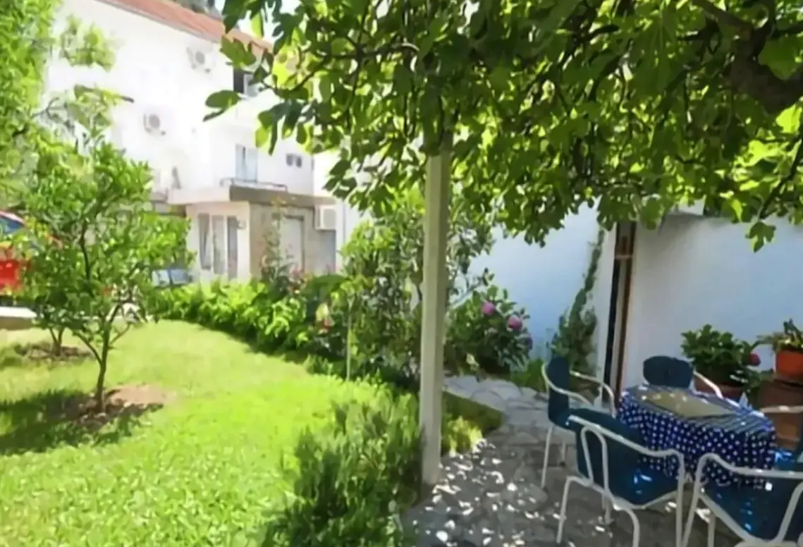 Plaża przy hotelu Apartments Jelena 27