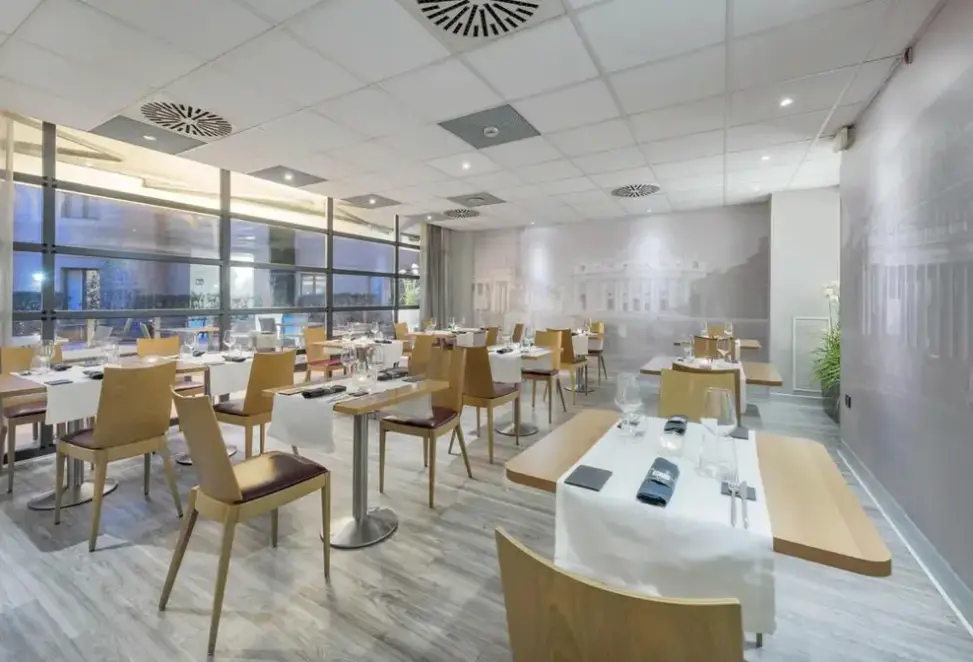 Restauracja i jedzenie w hotelu B&B Roma Tuscolana San Giovanni (ex Holiday Inn Express Rome San Giovanni)