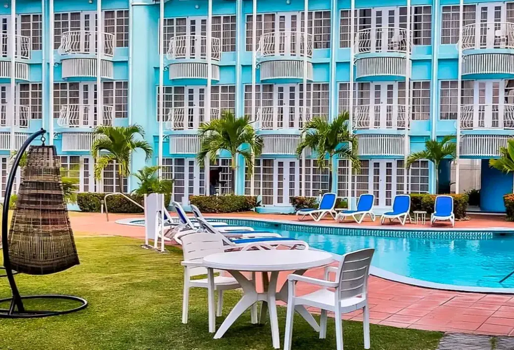 Basen w hotelu Bay Gardens Marina Haven