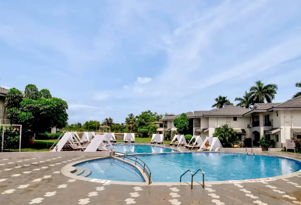 Basen w hotelu Baywatch Resort