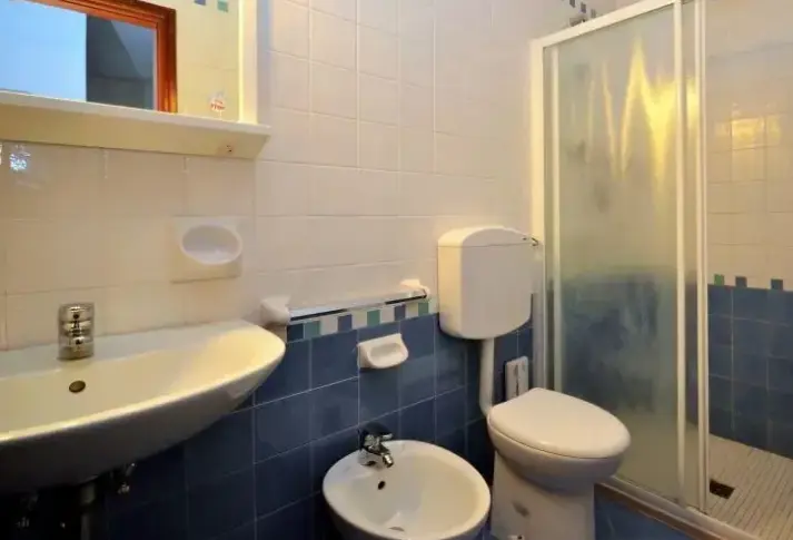 Łazienka w pokoju hotelu Biloba